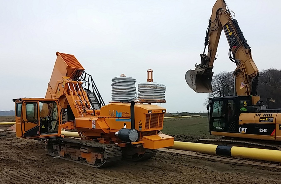 Hat kein Problem mit sandigem und weichem Untergrund: Die neue Frse GIGANT 3600. (Foto: Hlscher Wasserbau GmbH) | Freie-Pressemitteilungen.de